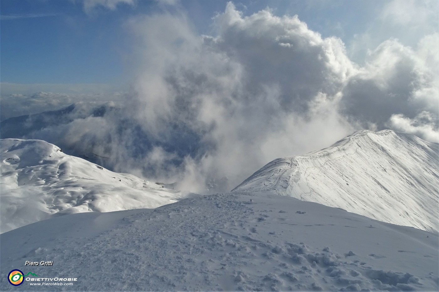 54 Col ritorno del sole si apre il panorama sulla cresta da poco salita.JPG